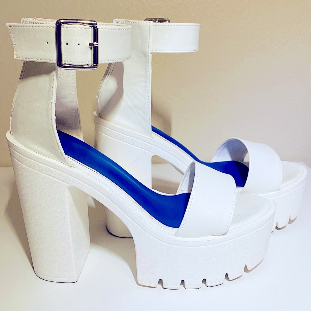 Women’s high heels. Used normal wear. White color. 7.5 size